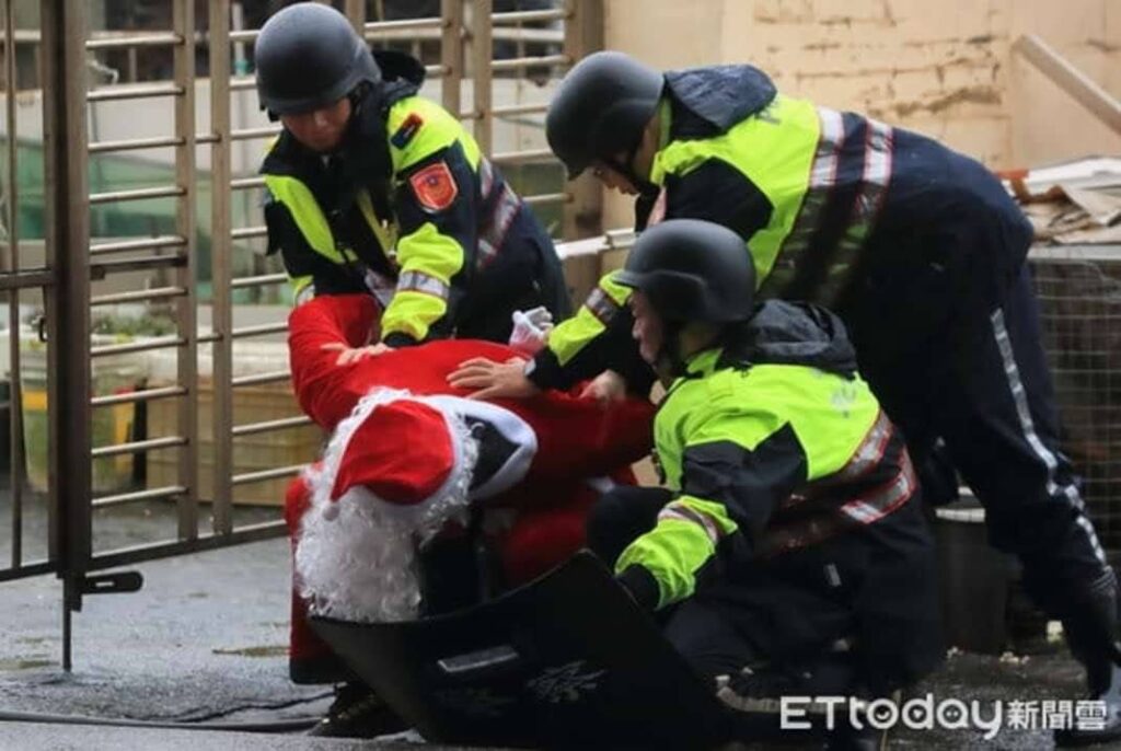 聖誕老公公被警察抓